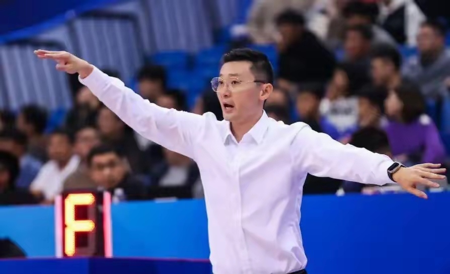 休斯敦火箭训练开放日，赛后队长鼓劲引欢呼，CBA季后赛在即，团队化学反应显著的简单介绍-爱游戏娱乐